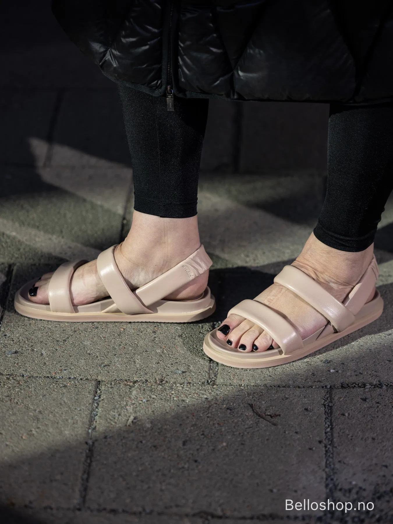 ALIAS MAE Paddy kremfarget sandal med to remmer og slingback