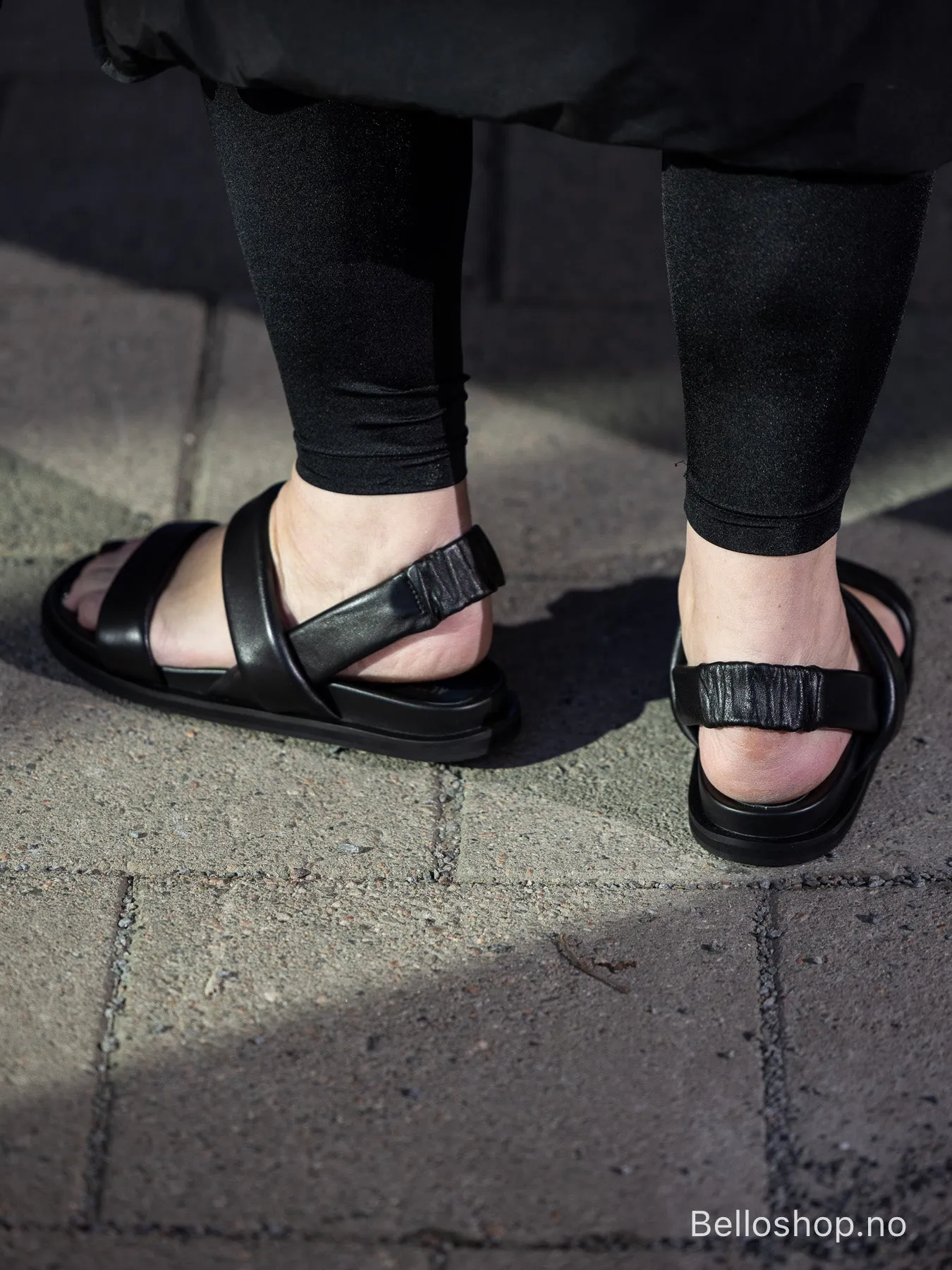 ALIAS MAE Sort sandal med to remmer og slingback