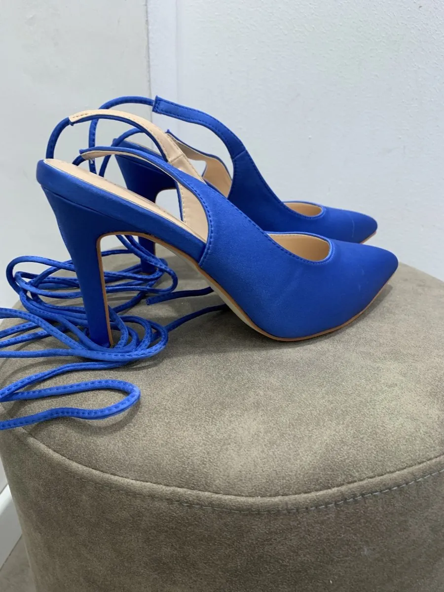 Dècolletè slingback blu effetto satin con laccetti alla caviglia e tacco 10 cm