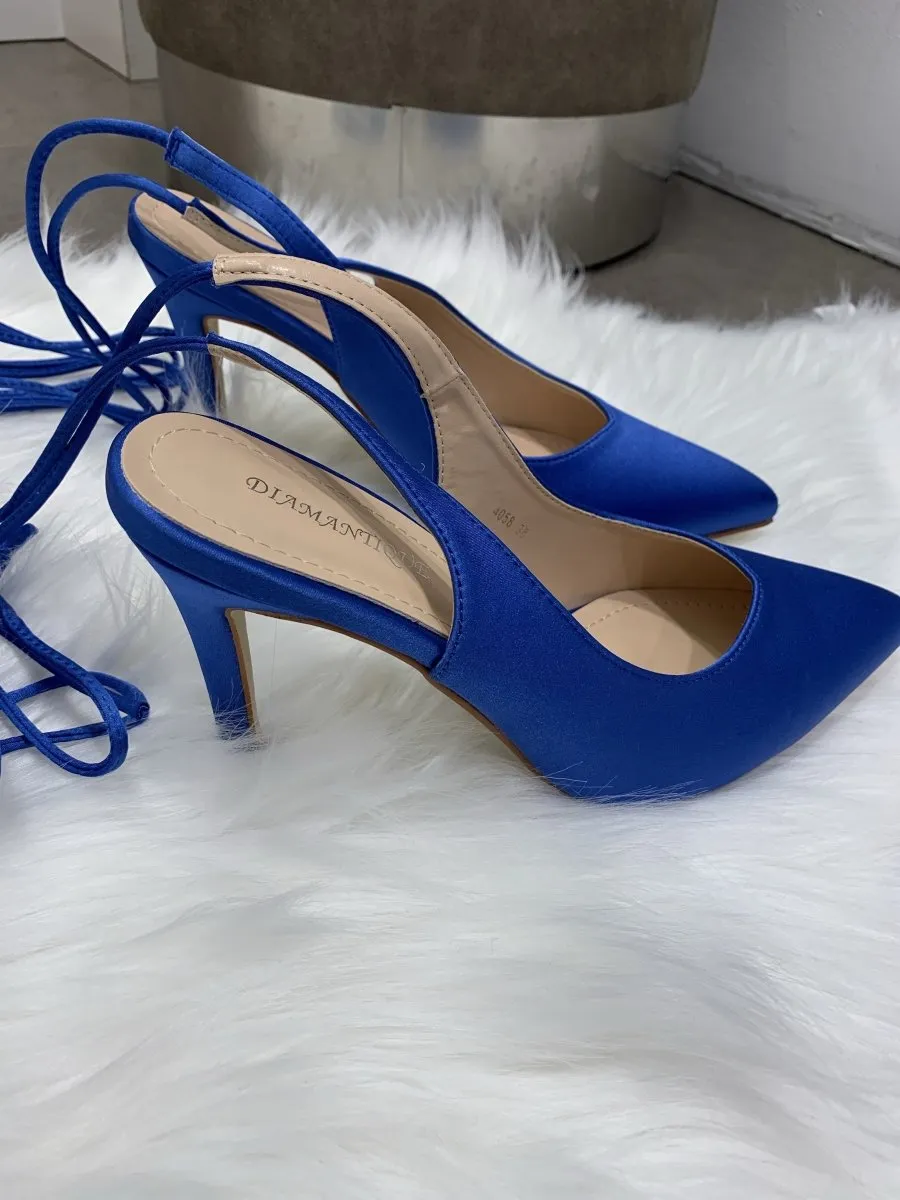 Dècolletè slingback blu effetto satin con laccetti alla caviglia e tacco 10 cm