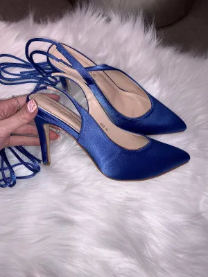 Dècolletè slingback blu effetto satin con laccetti alla caviglia e tacco 10 cm