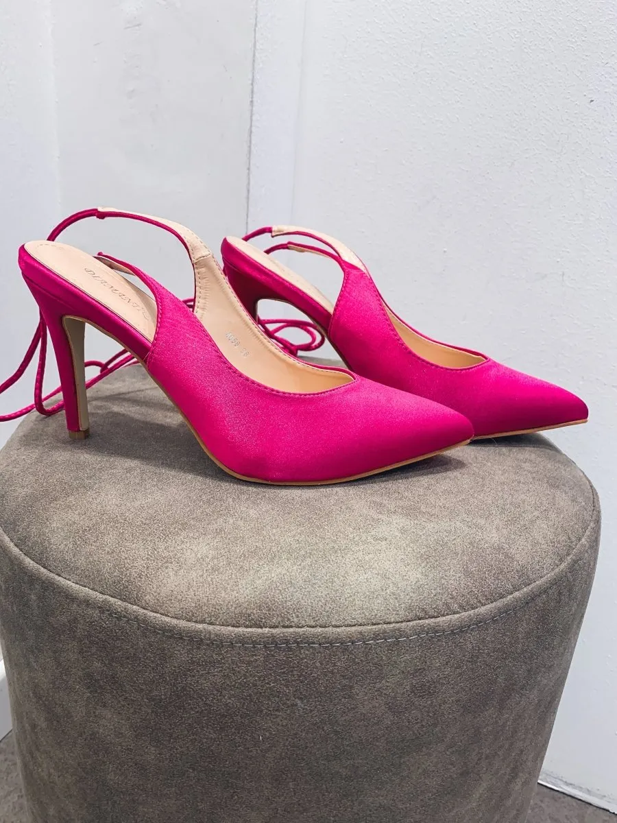 Dècolletè slingback fucsia effetto satin con laccetti alla caviglia e tacco 10 cm