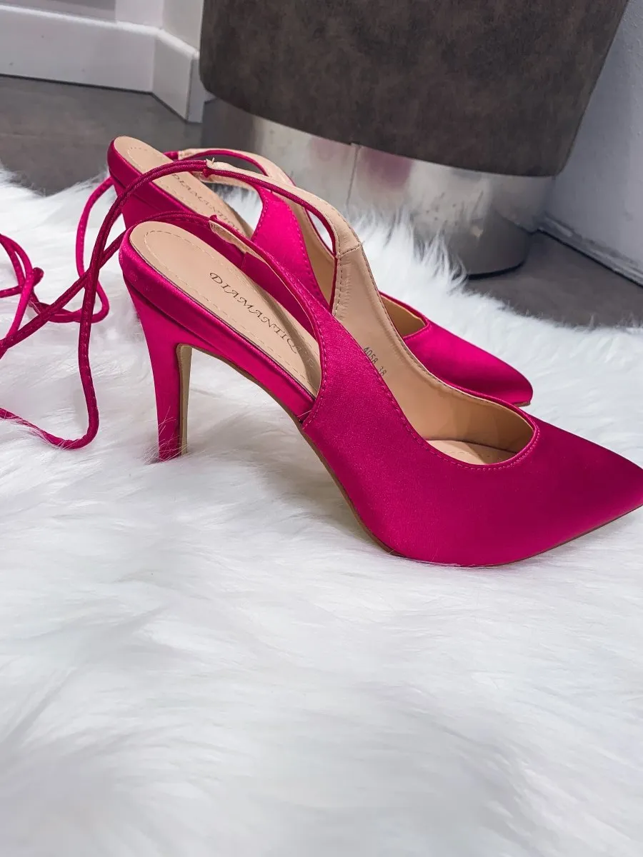 Dècolletè slingback fucsia effetto satin con laccetti alla caviglia e tacco 10 cm