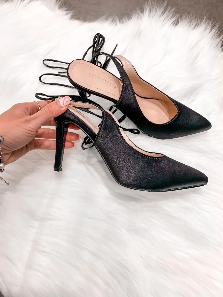 Dècolletè slingback nere effetto satin con laccetti alla caviglia e tacco 10 cm