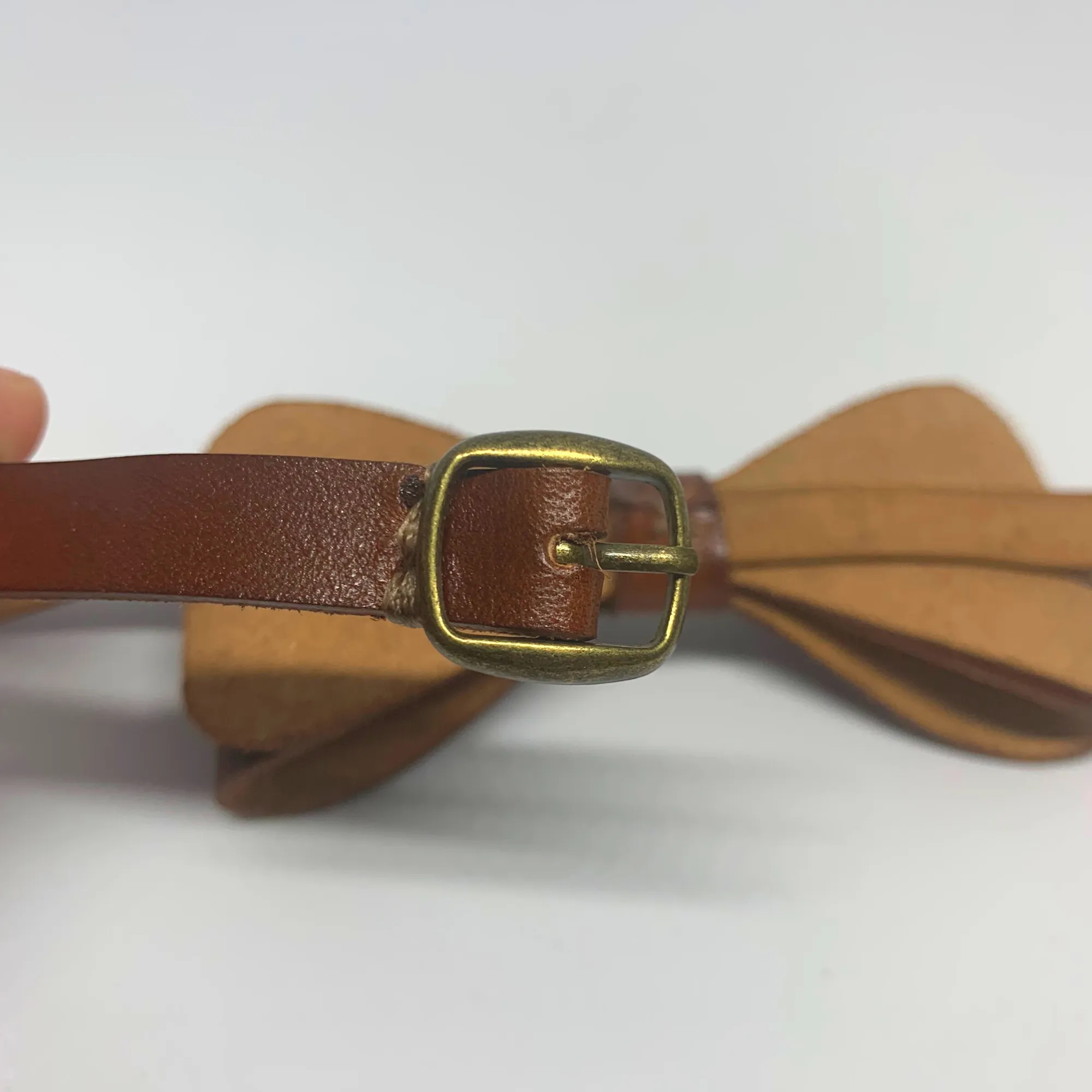 LEATHER BOW TIE / OLD