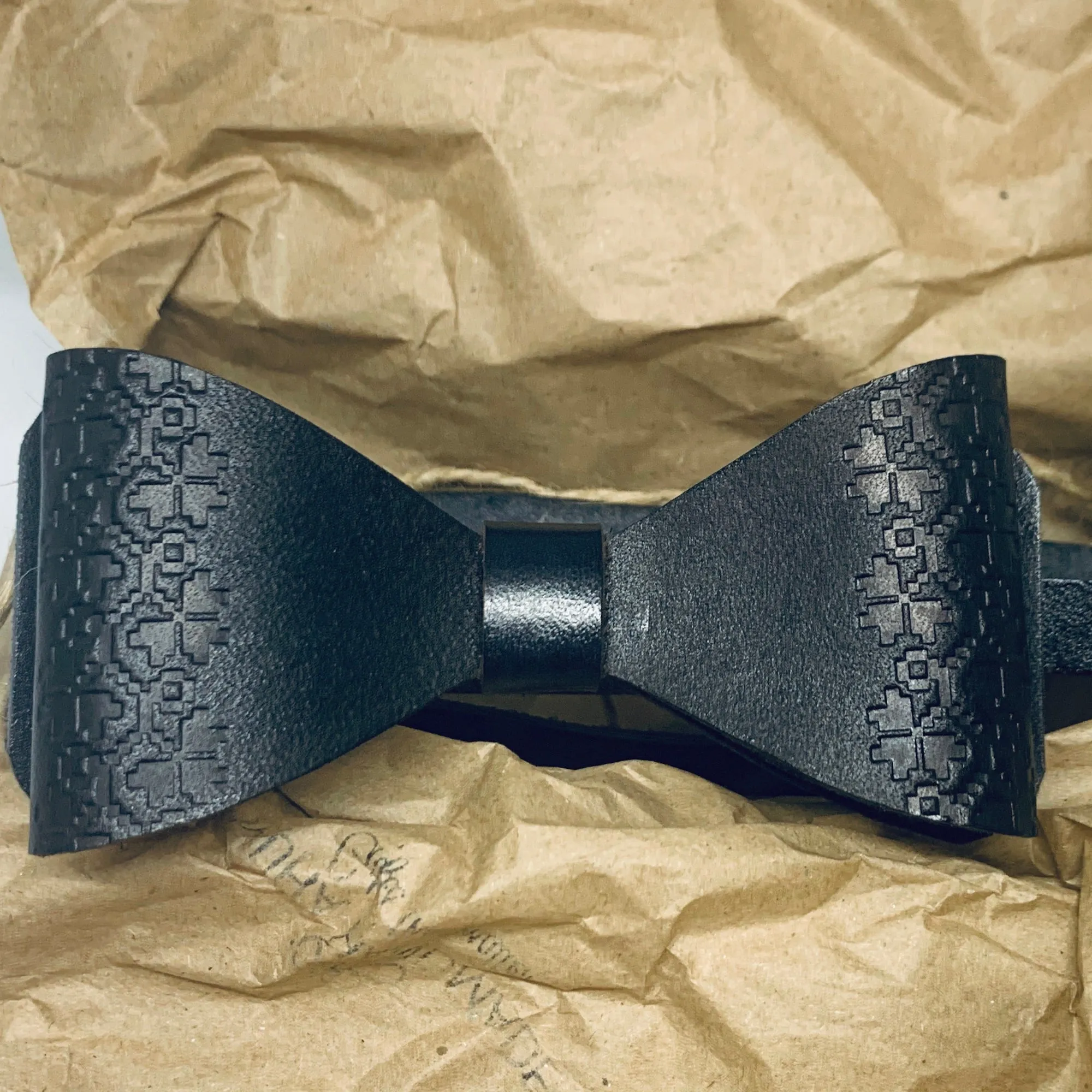 LEATHER BOW TIE / OLD