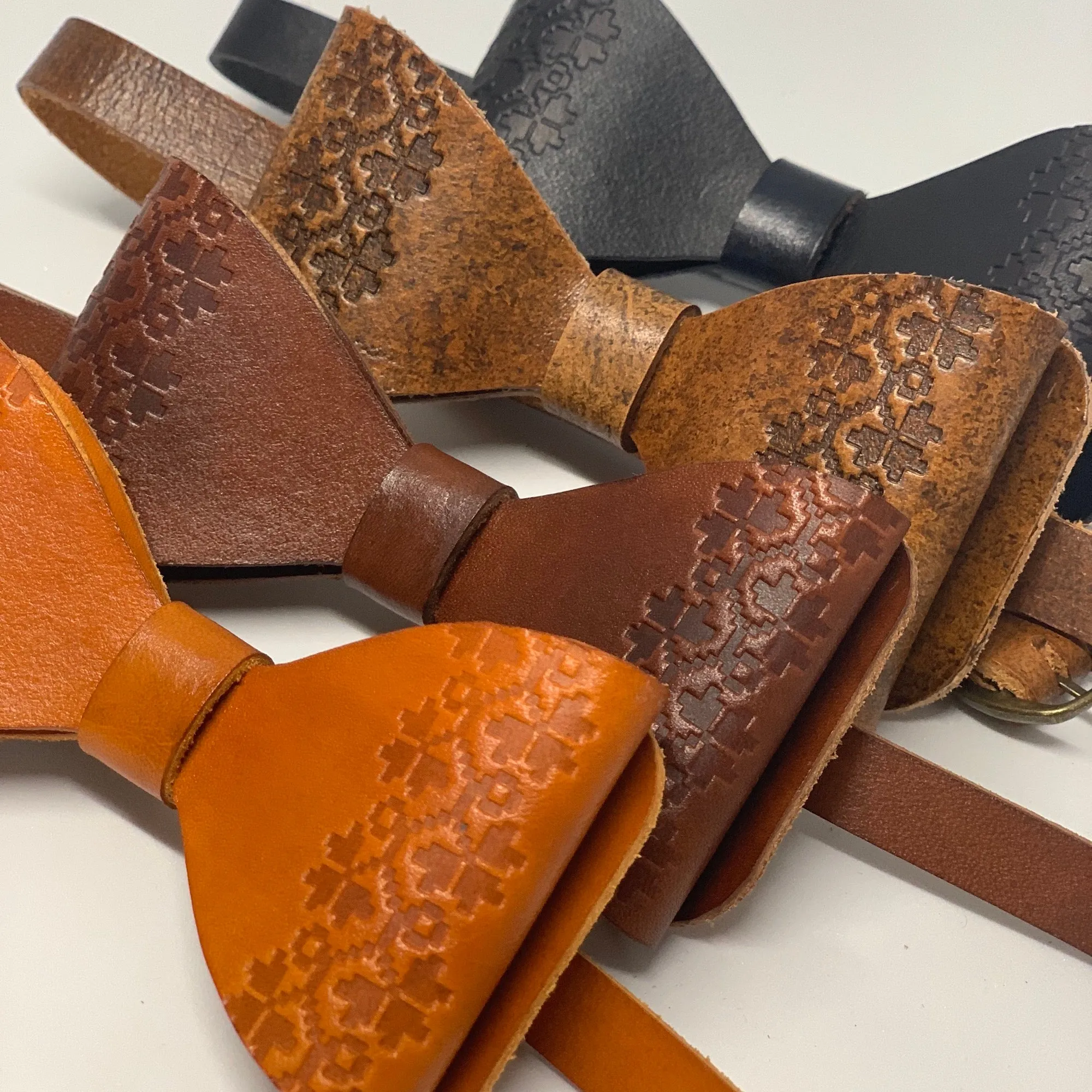 LEATHER BOW TIE / OLD