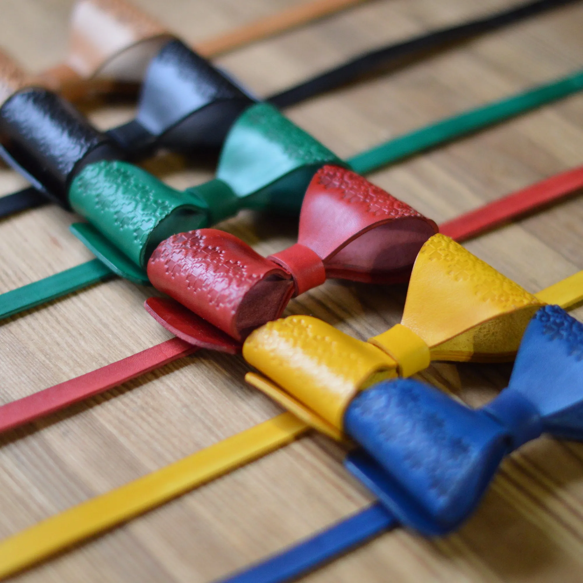 LEATHER BOW TIE / OLD