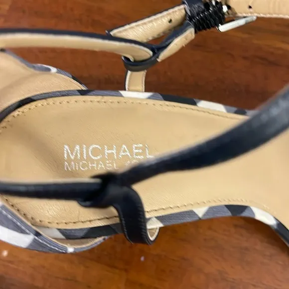 Michael Michael Kors Womens Pippa Leather Open Toe heels. Size 8.5M. Checkered