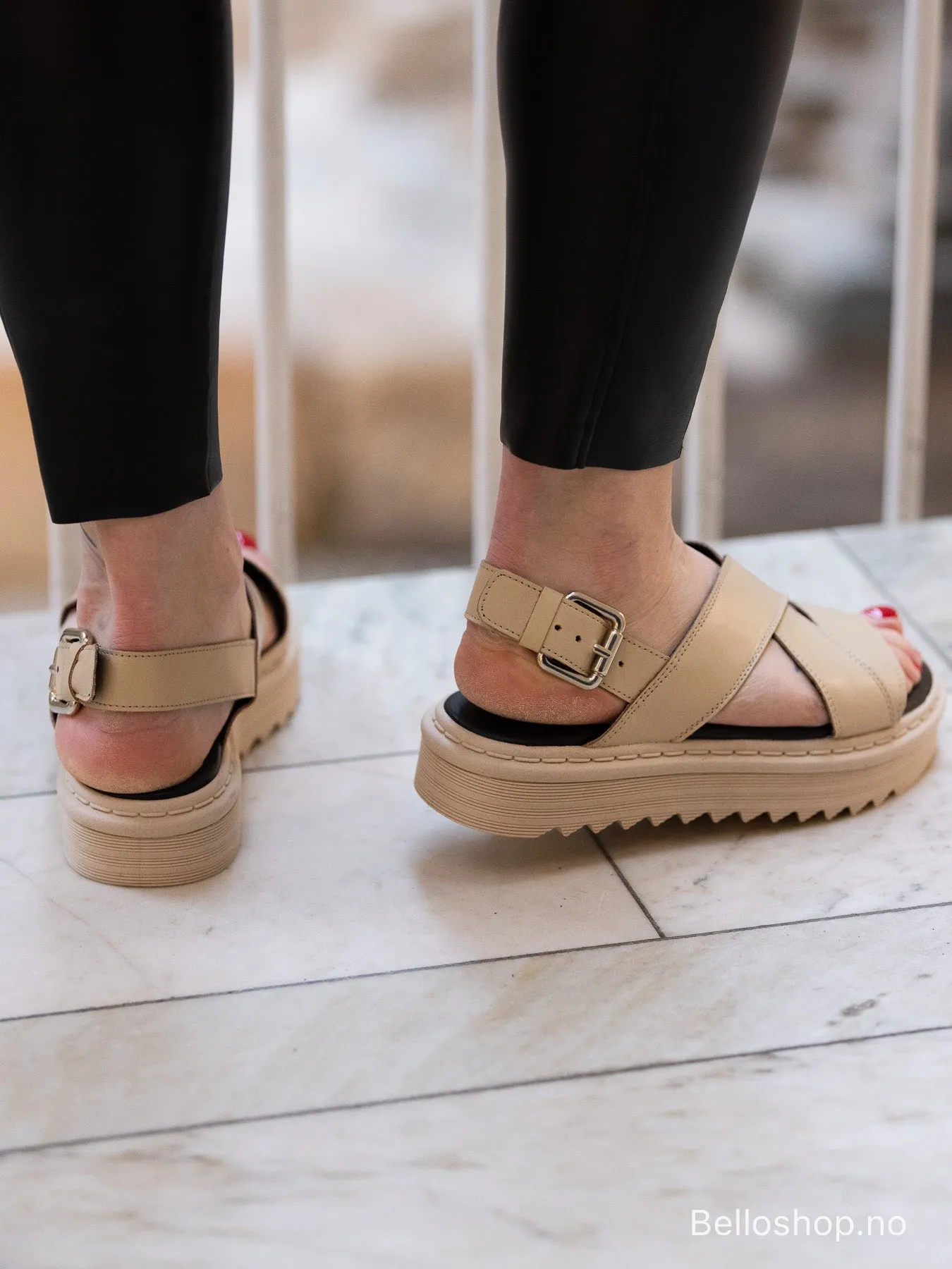 SHOE BIZ Silana Beige chunky sandal med kryss