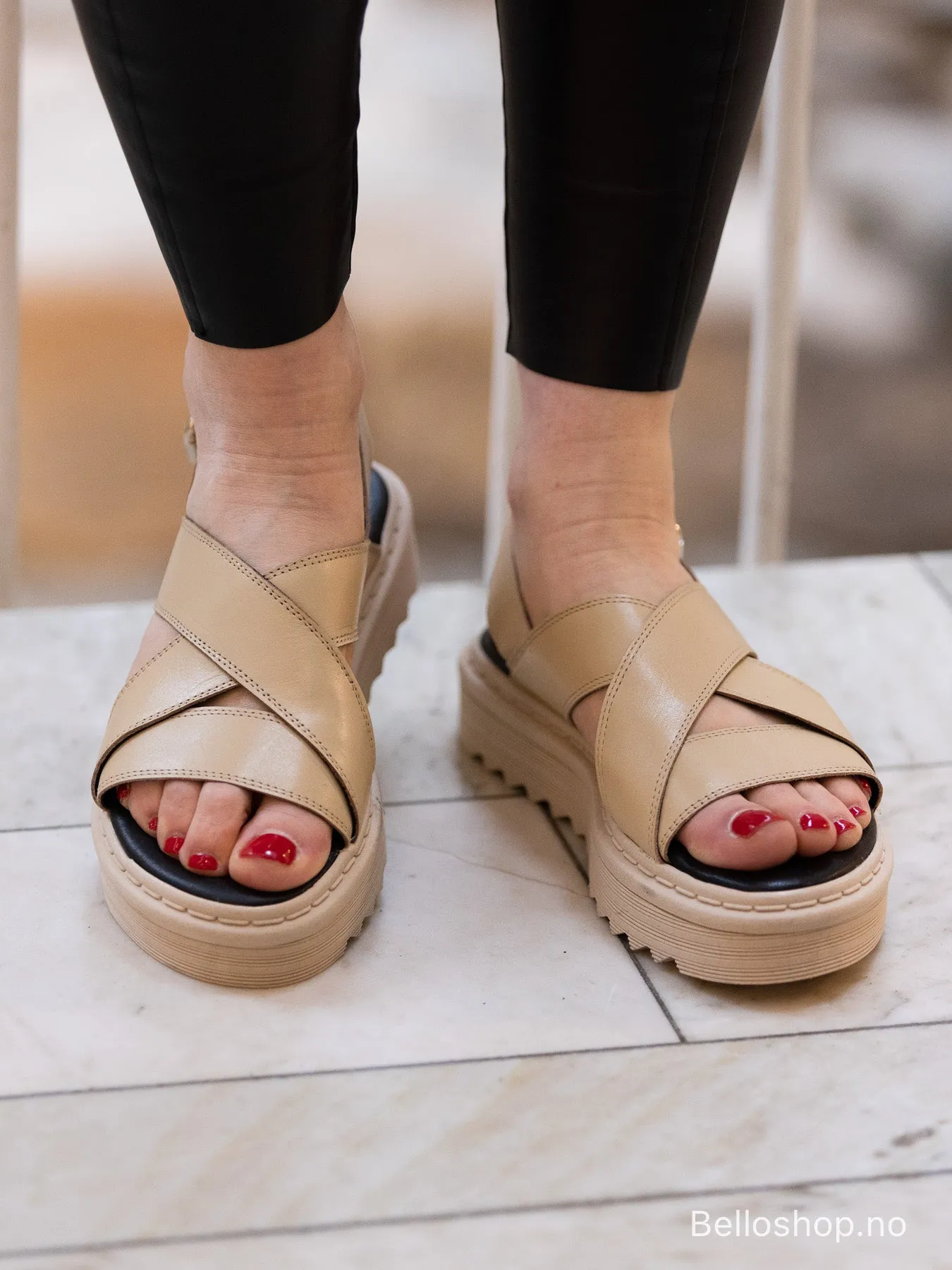 SHOE BIZ Silana Beige chunky sandal med kryss