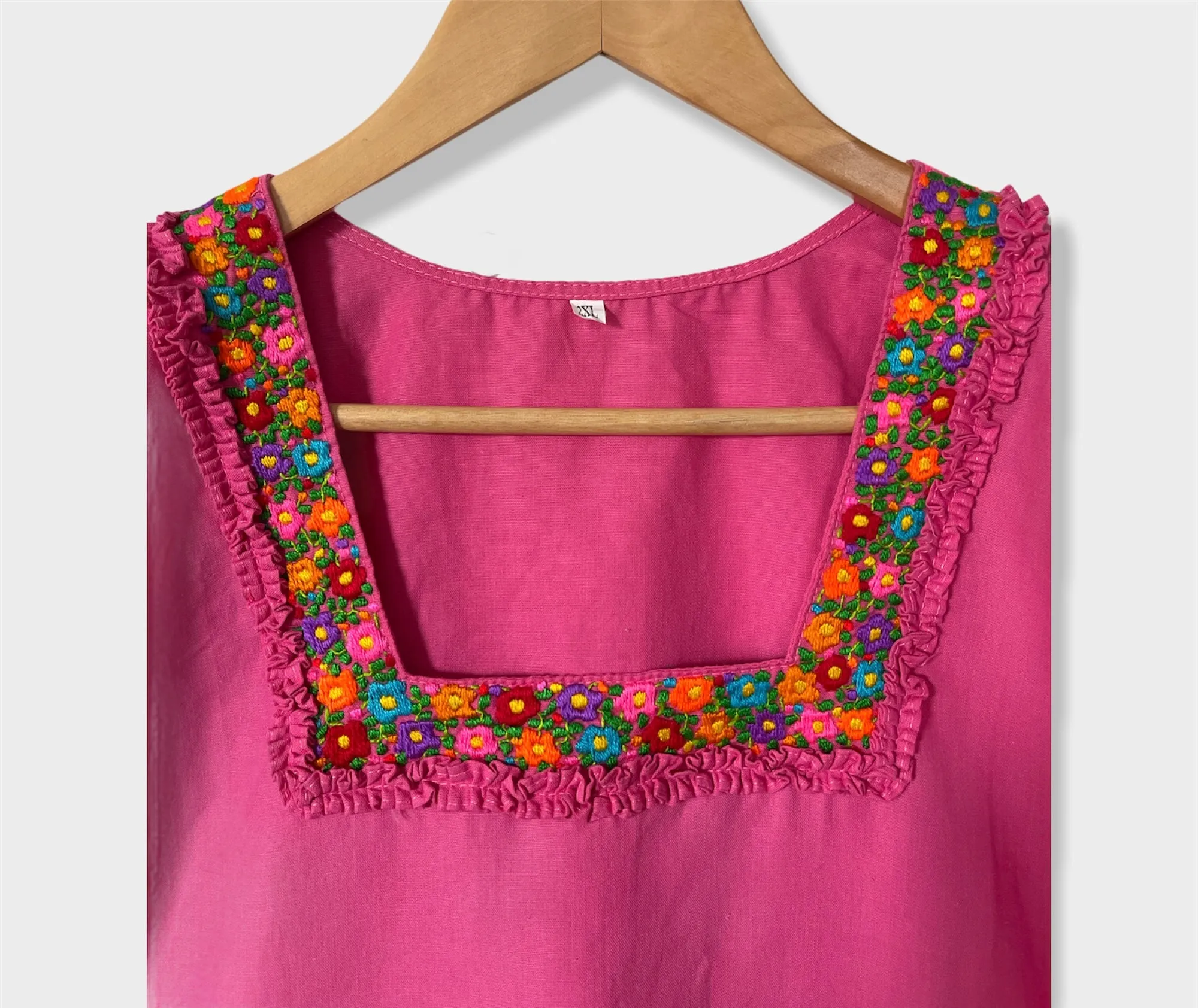 Size 2XL Flower Embroidered Top made in El Salvador-Blusa/Camisa hecha en El Salvador