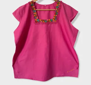 Size 2XL Flower Embroidered Top made in El Salvador-Blusa/Camisa hecha en El Salvador