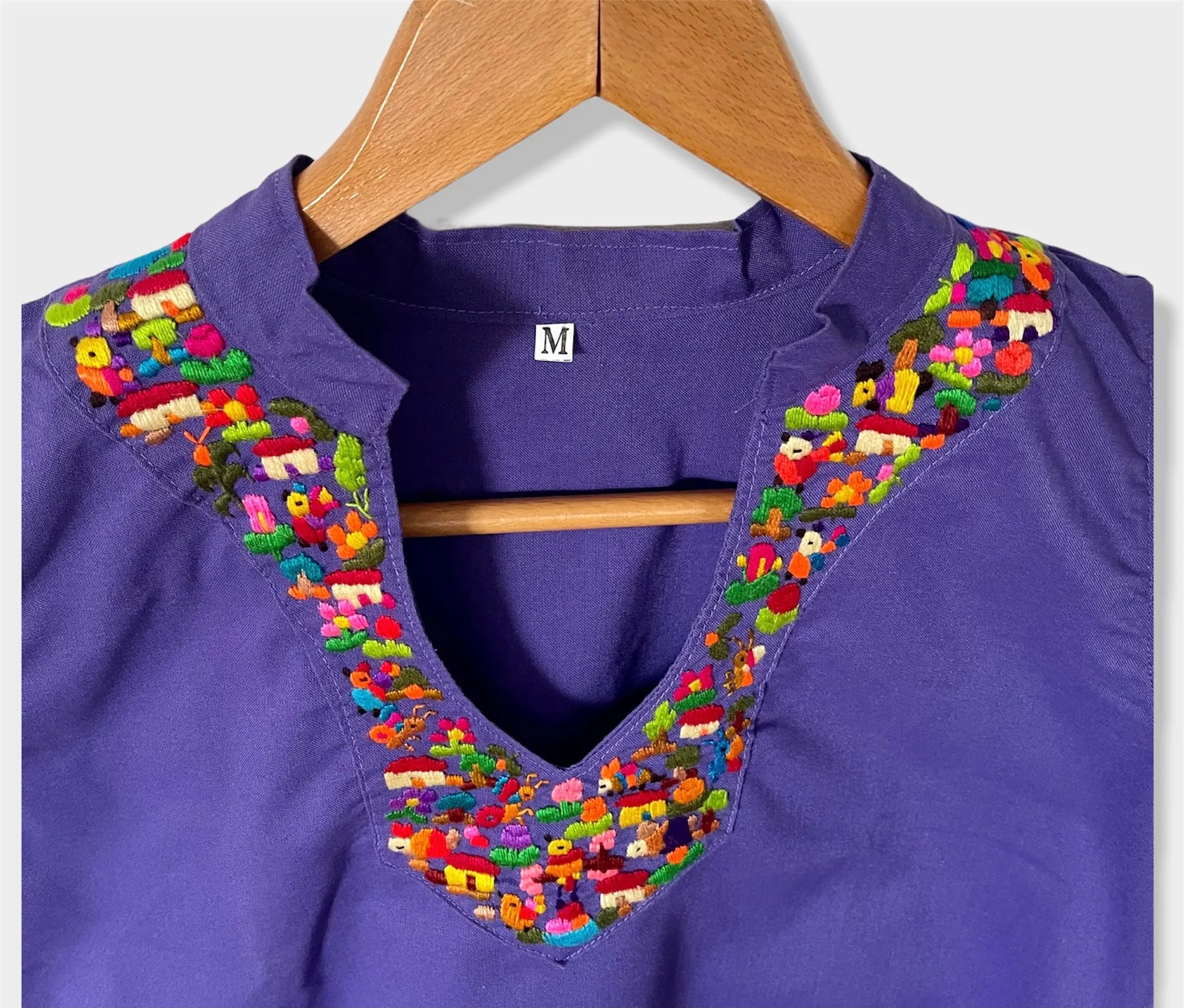 Size M Traditional Embroidered Top made in El Salvador-Blusa/Camisa hecha en El Salvador