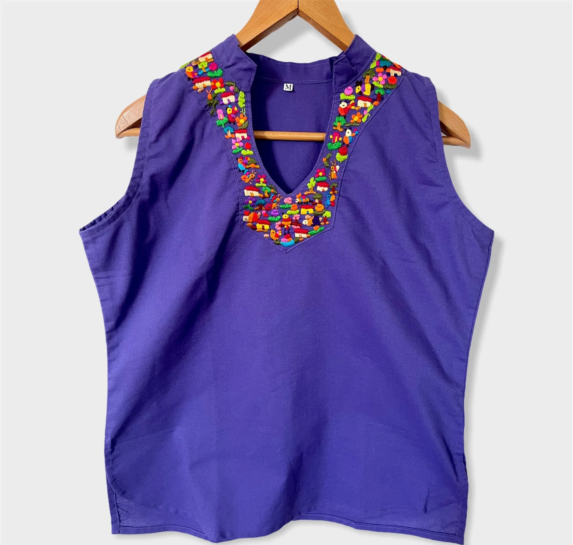 Size M Traditional Embroidered Top made in El Salvador-Blusa/Camisa hecha en El Salvador