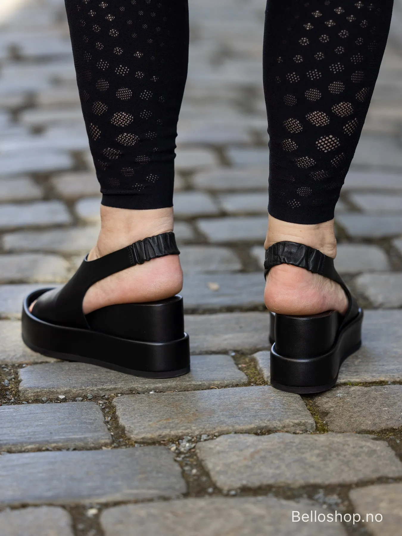 Strategia Sort platåsandal med kilesåle og slingback