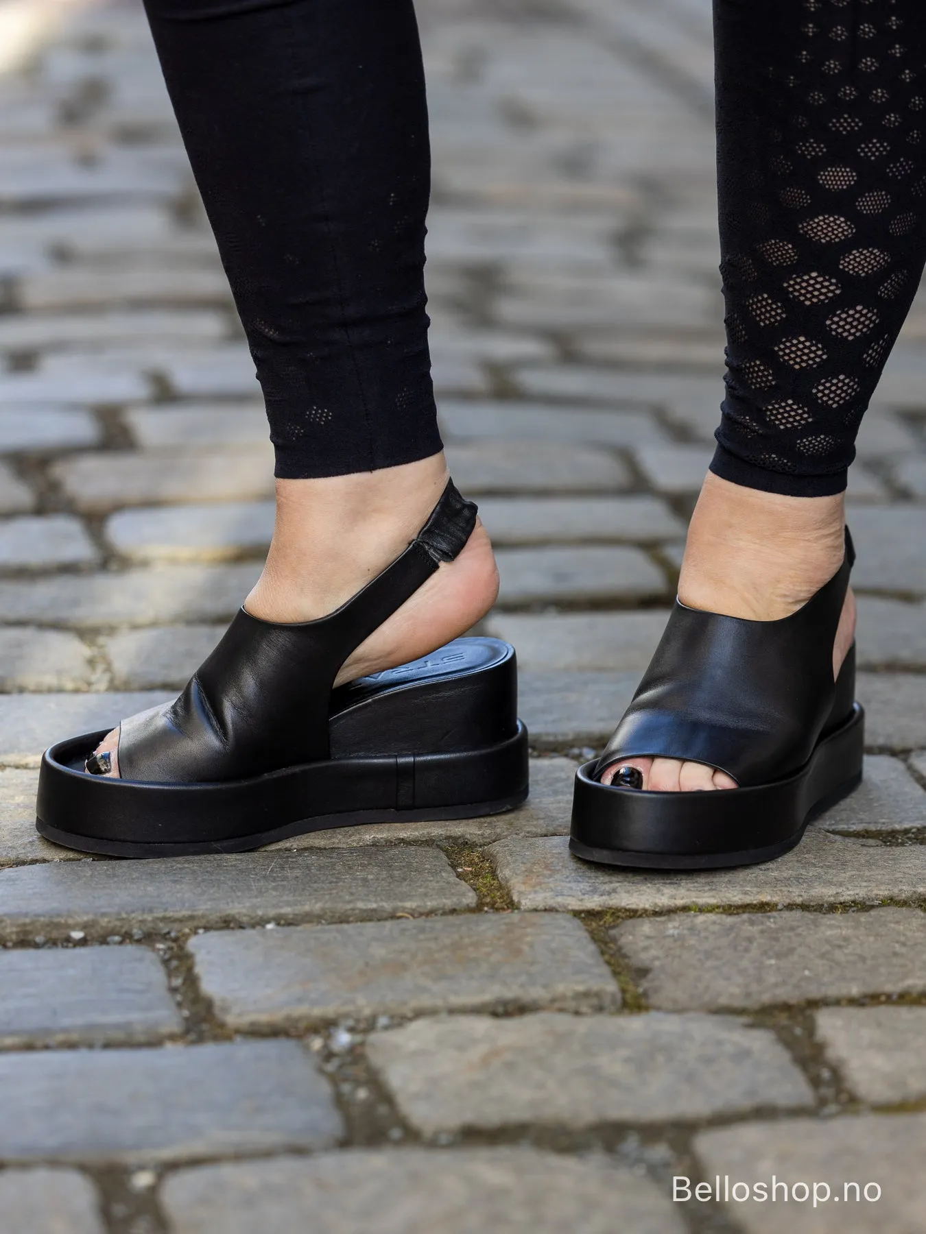 Strategia Sort platåsandal med kilesåle og slingback