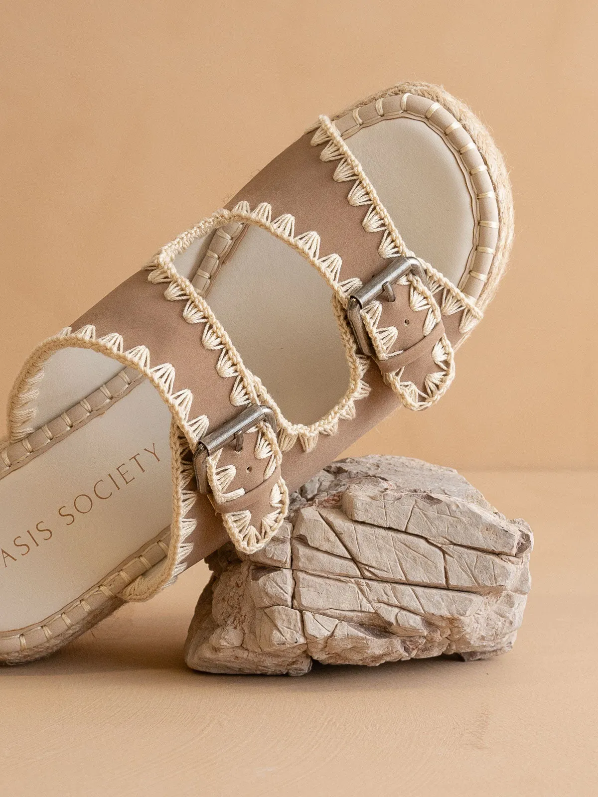 The Eugenia | Cedar Wood Embroidered Detail Raffia Platform Slide