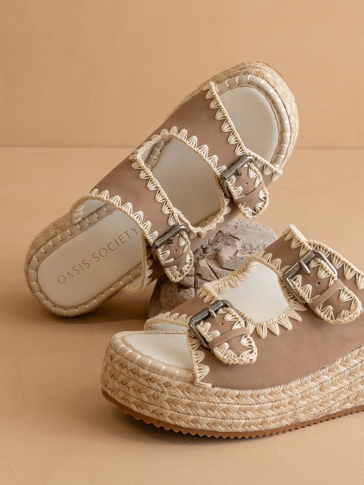 The Eugenia | Cedar Wood Embroidered Detail Raffia Platform Slide