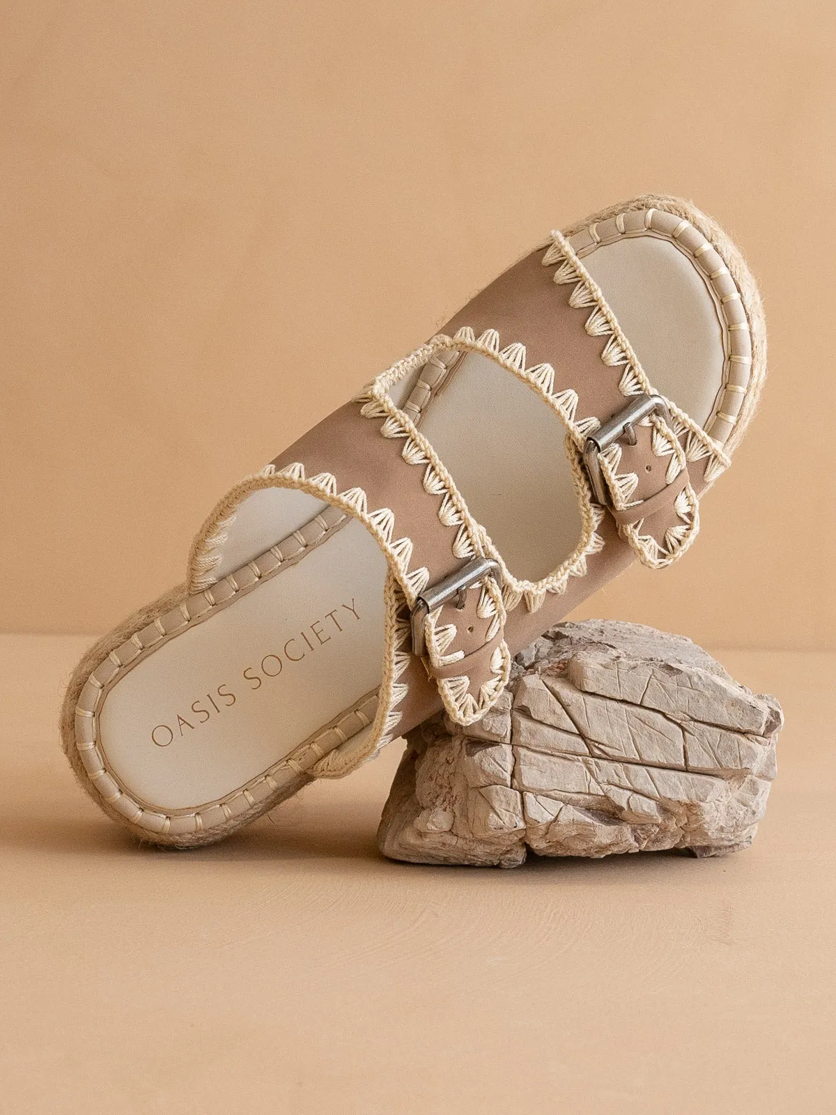 The Eugenia | Cedar Wood Embroidered Detail Raffia Platform Slide
