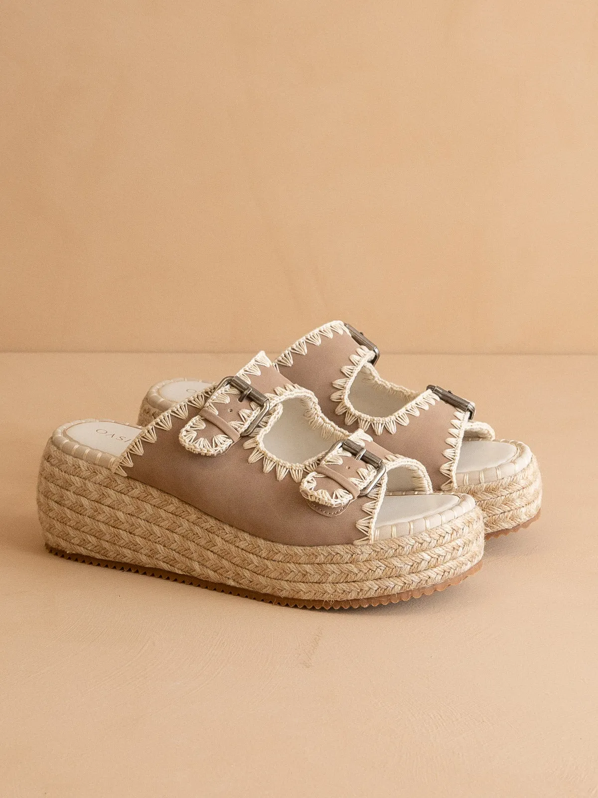 The Eugenia | Cedar Wood Embroidered Detail Raffia Platform Slide
