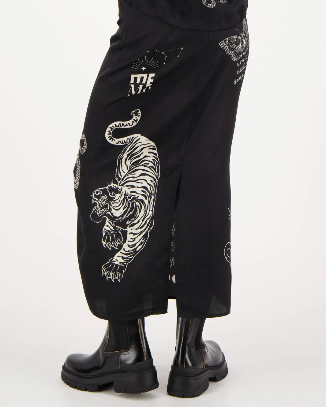 VALERY SLIM SKIRT IN BLACK MAGIC
