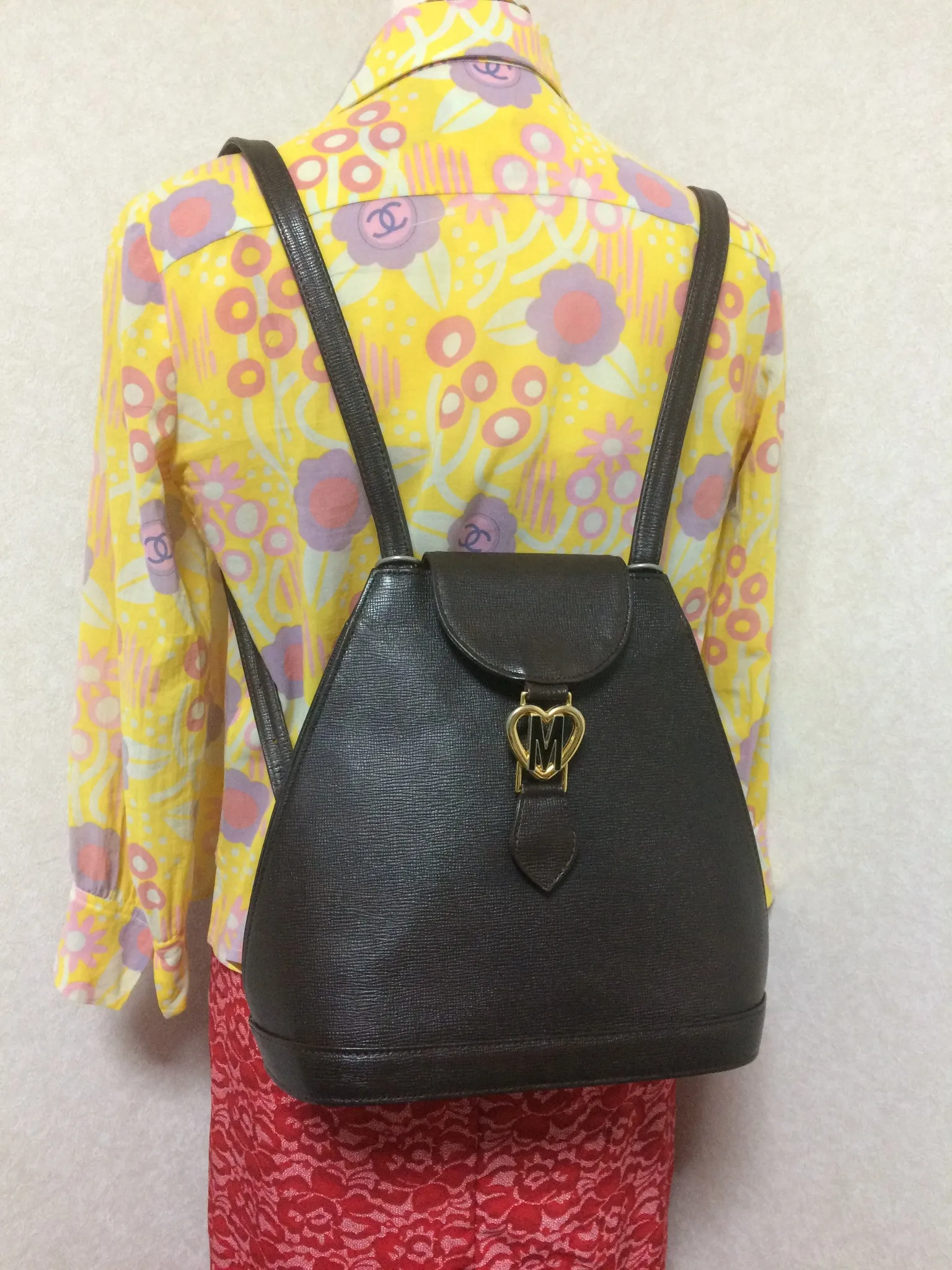 Vintage MOSCHINO genuine dark brown leather backpack with golden and black M logo motif from cheap and chic by moschino. Perfect daily bag. 060528r1